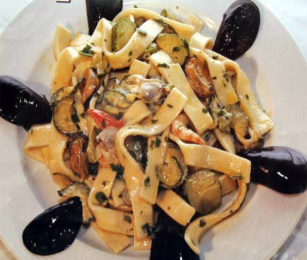 Tagliatelle con funghi with seafood and zucchine