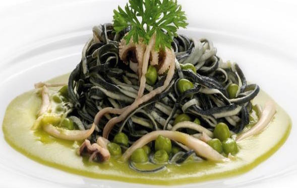 Amorini pasta with cuttlefish and peas